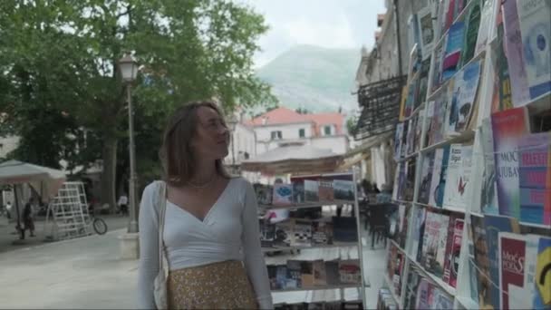 Eine Junge Kaukasische Frau Lächelt Einem Bunten Büchertisch Freien Der — Stockvideo