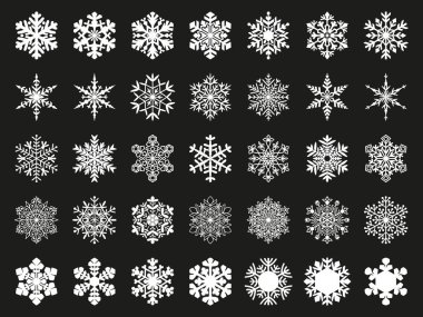 Kar Taneleri beyaz çizgi sanat vektör simgesi seti. Kar tanesi siluet koleksiyonunu izole etti. Kış ve Noel bayramı sembolü.
