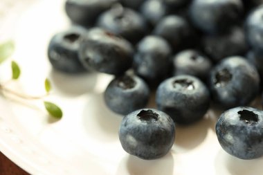 Beyaz tabakta taze yaban mersini yakın plan.