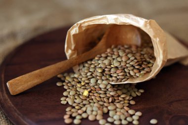 Mercimek bir kese kağıdından dökülüyor.