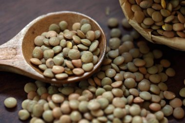 Mercimek bir kese kağıdından dökülüyor.