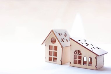 İki sevimli minyatür ahşap ev yan yana