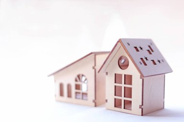 İki sevimli minyatür ahşap ev yan yana