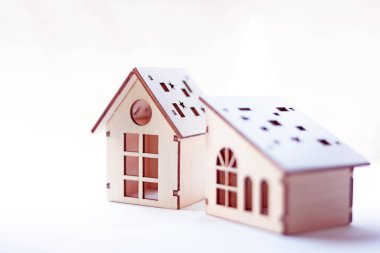 İki sevimli minyatür ahşap ev yan yana