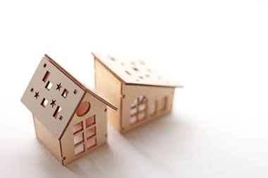 İki sevimli minyatür ahşap ev yan yana