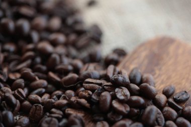 Kahve çekirdekleri tahta kesme tahtasına saçılmış.