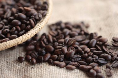 Kahve çekirdekleri el yapımı kevgire servis edilir.