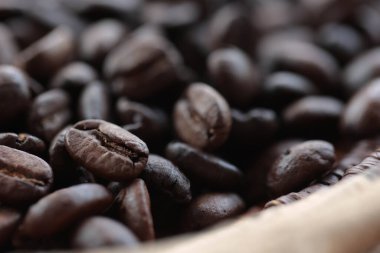 Kahve çekirdekleri el yapımı kevgire servis edilir.