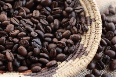 Kahve çekirdekleri el yapımı kevgire servis edilir.