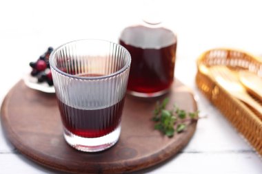 Şık bir bardağa üzüm suyu döküldü.