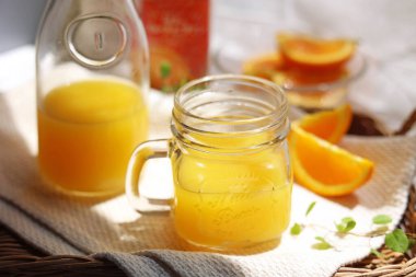 Portakal suyu kavanoz bardağına dökülmüş.