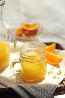 Portakal suyu kavanoz bardağına dökülmüş.