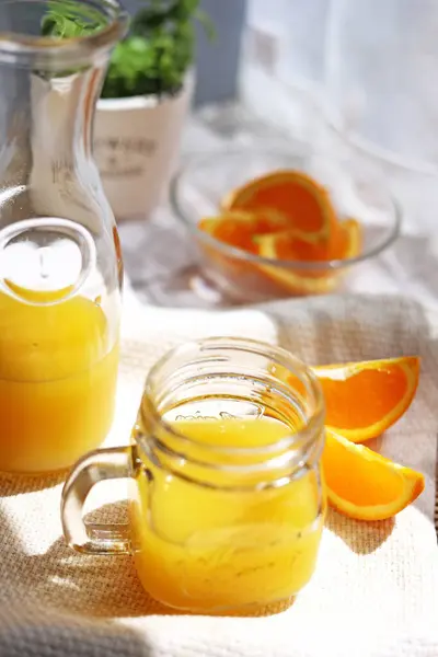 Jus Orange Versé Dans Une Tasse Tasse Pot Maçon — Photo
