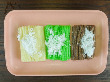 Geleneksel Endonezya atıştırmalıkları. Gethuk rendelenmiş hindistan cevizi serpiştirilmiş.