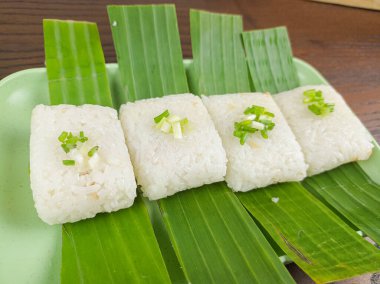 Endonezya 'dan geleneksel abur cubur. Pirinçten yapılmış lemper ve içinde muz yapraklarına sarılmış tavuk eti var.