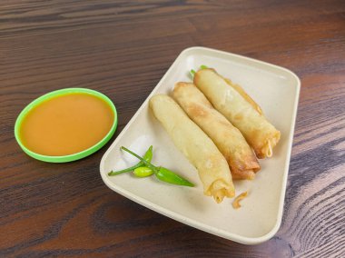 Endonezya 'dan geleneksel abur cubur. Yumurtalı börek, acılı sosla kızartılmış yemektir.