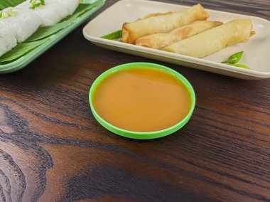 Geleneksel yemeklerle yenen Endonezya acı sosu.