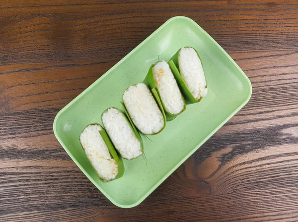 来自印度尼西亚的传统小吃 用米饭和香蕉叶包裹的鸡肉片制成的柠檬 — 图库照片