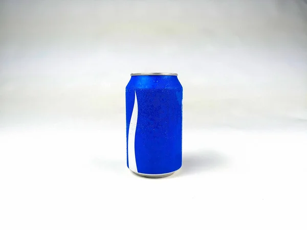Close Van Geïsoleerde Blauwe Koude Drank Blikjes Witte Achtergrond — Stockfoto