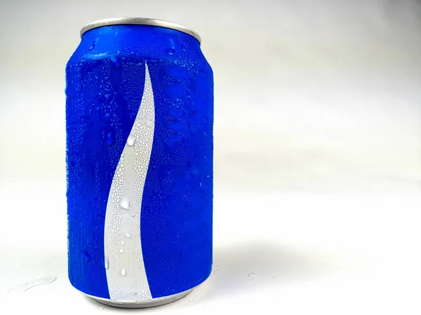 Закрытие Изолированных Синих Банок Холодных Напитков Белом Фоне — стоковое фото