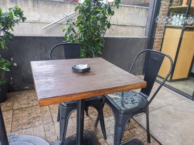 Kahve dükkanının içi boş olan yeri temiz görünüyor. Ziyaretçilerle de.