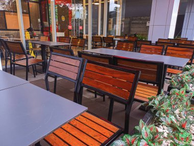 Alıcı bulamayan fast food restoranının durumu temiz görünüyor. Ziyaretçilerle de.