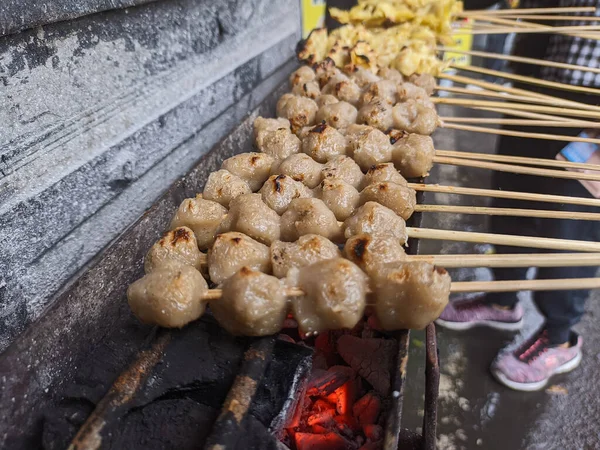 焼きミートボール インドネシアの伝統的なストリート ローカル フードではホット チャコールで製造工程を焼きます — ストック写真