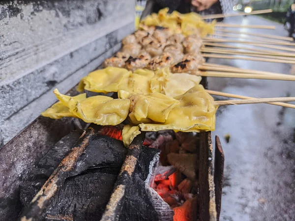 Frikadellen Vom Grill Traditionelles Lokales Straßenessen Indonesien Der Herstellungsprozess Auf — Stockfoto