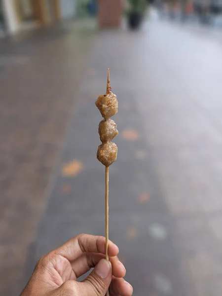Kis Grillezett Húsgombócokat Átlyukasztják Kézben Tartják Helyi Street Food Indonéziában — Stock Fotó