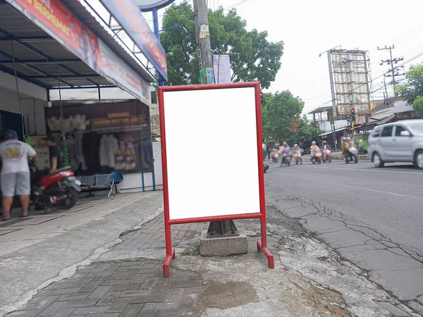 模拟公路边的空广告牌 空白广告海报模板 信息横幅占位符模拟 — 图库照片