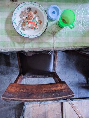 Yemek masası darmadağın. Kullanılmış tabaklar ve temizlenmemiş yemek artıklarıyla dolu dağınık bir yemek masası. Gerçek hayat. yıl sonu
