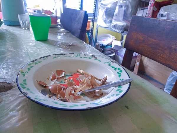饭桌乱七八糟 一张凌乱的餐桌 上面摆满了用过的碗碟和未清洗过的食物碎片 真实的生活年终了时 — 图库照片