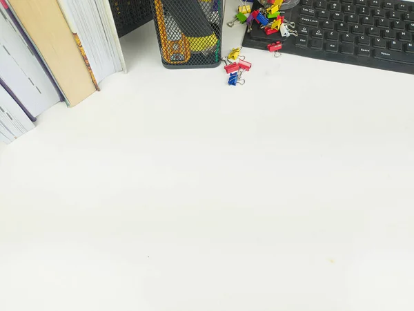 Flacher Weißer Schreibtisch Büro Mit Layoutfläche Mit Bürogeräten Wie Bleistiften — Stockfoto