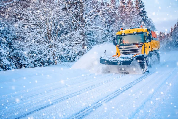 Camión Quitanieves Limpiando Carretera Tormenta Nieve Nevadas Entrada — Foto de Stock