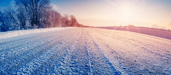 Dichtbij Uitzicht Besneeuwde Smerige Weg Het Natuurpark Mooie Winterse Achtergrond — Stockfoto