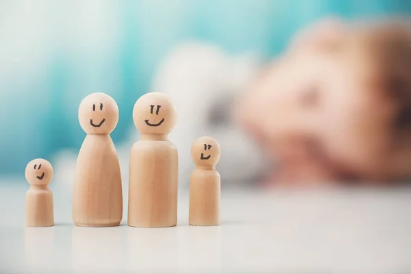 Holzfiguren Der Familie Stehen Auf Dem Tisch Konzept Der Liebe — Stockfoto