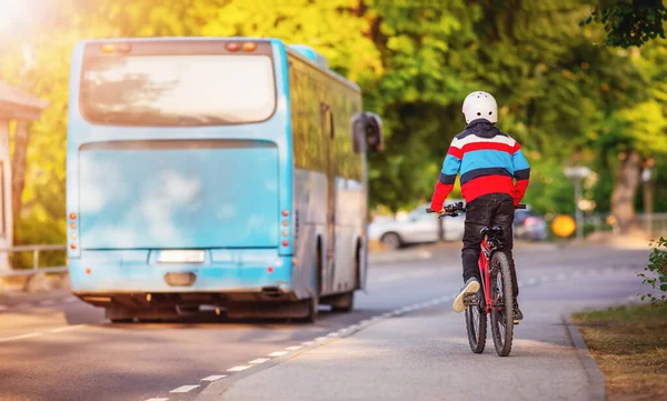 Ragazzo Bicicletta Che Cerca Raggiungere Autobus Blu Concetto Insegnare Bambino — Foto Stock