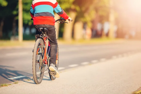 Ragazzo Bicicletta Sul Marciapiede Lungo Strada Asfaltata Concetto Imparare Guidare — Foto Stock