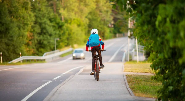 Tinédzser Kora Reggel Biciklivel Rohan Órára Iskolába Való Visszatérés Fogalma — Stock Fotó