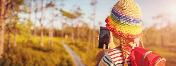 女の子は ウイルスの袋に美しい風景の写真を撮る 家族の休暇とキャンプの概念 — ストック写真