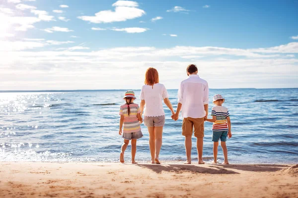 リゾートのビーチに立っている子供たちと母親と父親 家族の休暇と観光の概念 — ストック写真