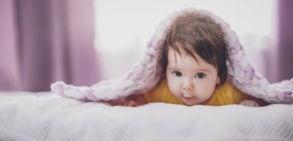 Mignon Petit Bébé Couché Sous Une Couverture Rose Concept Enfance — Photo