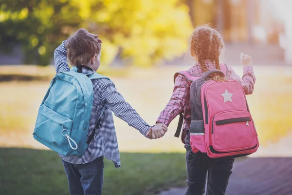 Κορίτσι Και Αγόρι Πηγαίνουν Στο Σχολείο Κρατώντας Χέρια Για Μελετήσει — Φωτογραφία Αρχείου