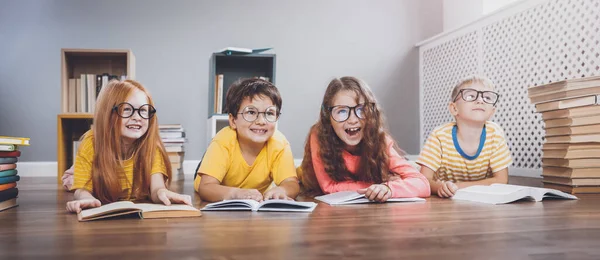 Dört Sevimli Gözlüklü Çocuk Ellerinde Kitaplarla Yerde Yatıyor Hobi Eğitim — Stok fotoğraf