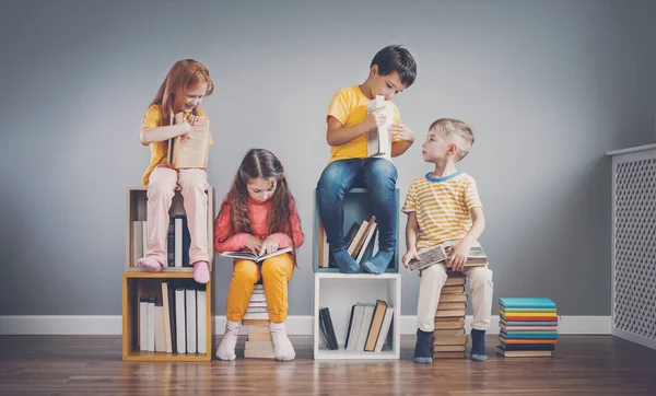 Группа Детей Сидящих Книжных Стопках Книжных Полках Комнате Читающих Периодически — стоковое фото