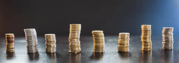 Türme Der Münzen Auf Schwarzem Hintergrund Konzept Der Erträge Finanzen — Stockfoto