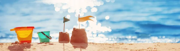 城がある砂のビーチのパノラマビュー 家族の休暇と観光の概念 — ストック写真