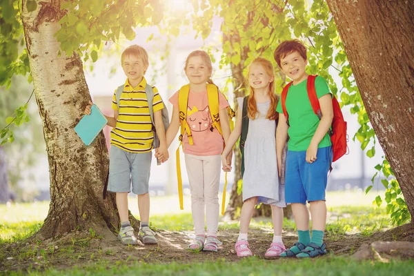 Groep Kinderen Met Rugzakken Bij School Concept Van Terug Naar — Stockfoto