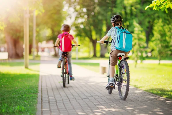 Zwei Jungen Mit Rucksäcken Auf Fahrrädern Auf Dem Weg Zur — Stockfoto