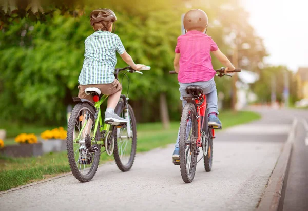 Dos Chicos Montando Sus Bicicletas Largo Camino Asfaltado Concepto Amistad — Foto de Stock